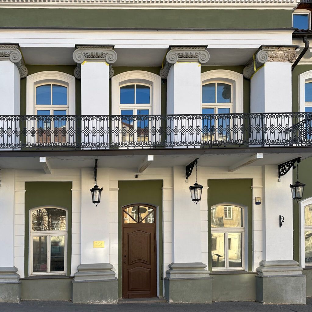 Подвесные светильники G02 Mars на фасаде здания в Литве