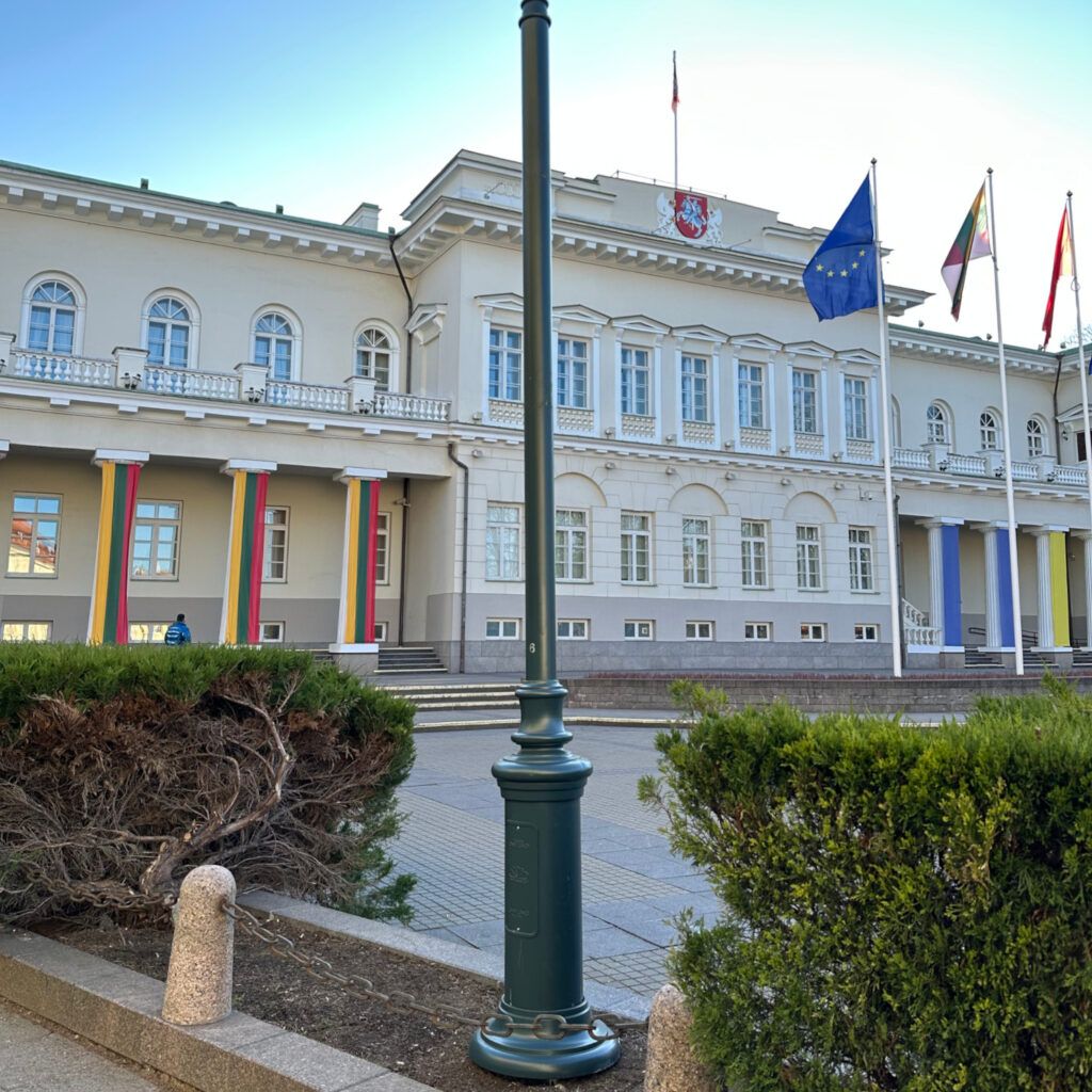 Литва, фонарный столб, рядом с общественным зданием